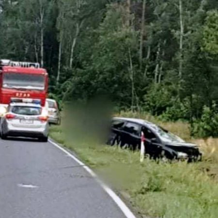 Dachowanie w Czarnowie. W aucie młodzi ludzie z drugiego końca Polski
