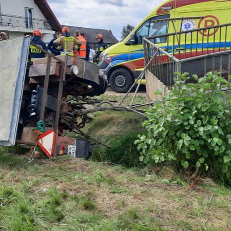 Wypadek w Jazgarce. Traktorzysta wypadł z drogi [ZDJĘCIA]