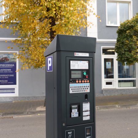 Ostrołęka zarabia na parkowaniu – rekordowe wpływy w 2023 roku