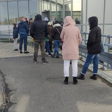 SARS-CoV-2: Coraz więcej osób kierowanych na testy, przed punktami badań ustawiają się kolejki
