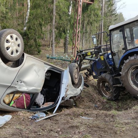 Niebezpieczny wypadek. Osobówka wylądowała na dachu po zderzeniu z ciągnikiem [FOTO]