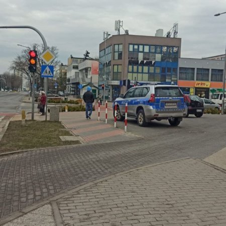 Zakaz wjazdu w tym miejscu to fikcja. Kierowcy łamią go nagminne