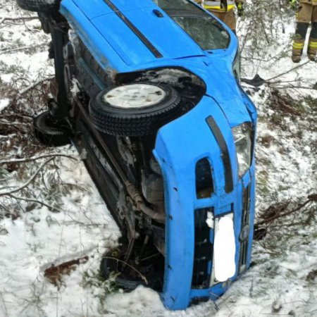 Wyjątkowo kolizyjny piątek. Pod Kadzidłem fiat wylądował w rowie