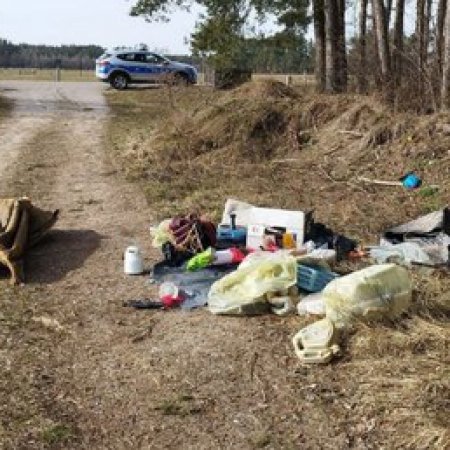Wyrzuciła do lasu śmieci z własnymi podpisami!