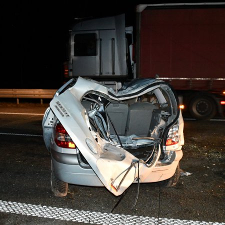 Groźny wypadek. Po dachowaniu renault przeleciało przez bariery na przeciwległy pas ruchu! [ZDJĘCIA]