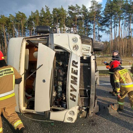 Groźna kolizja na S8. Przewrócony kamper blokował drogę