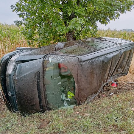 Wypadek busa. Dwie osoby zostały poszkodowane [ZDJĘCIA]