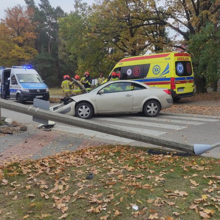 Wypadek na ul. ks. Pędzicha w Ostrołęce. Rozbite renault, złamany słup [WIDEO, ZDJĘCIA]