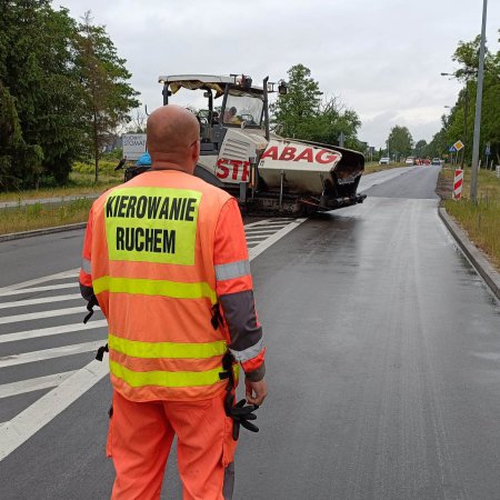 Na Goworowskiej kładą asfalt, na Traugutta zrywają zniszczoną nawierzchnię [ZDJĘCIA]