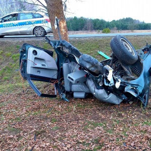 Koszmarny wypadek przy granicy powiatu. Auto pękło na pół, zginął kierowca [ZDJĘCIA]