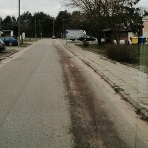 Plama oleju na Modrzejewskiej. Interweniowali strażacy [FOTO]