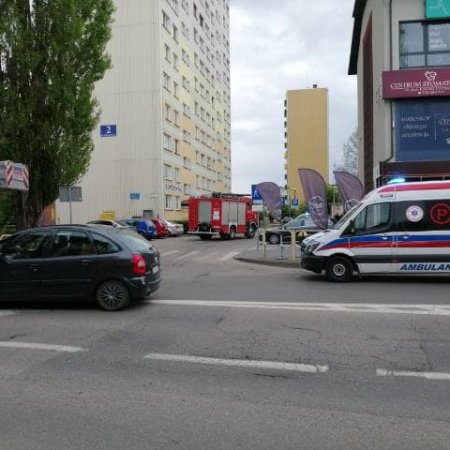 Młoda kobieta siedziała na parapecie w oknie wieżowca. W akcji służby ratunkowe [ZDJĘCIA]