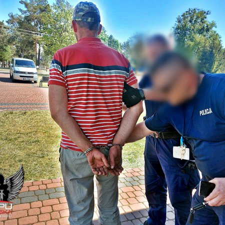 Akcja łowców pedofili ECPU Polska w gminie Lelis. Zatrzymany Sławomir B. usłyszał trzy zarzuty [ZDJĘCIA]