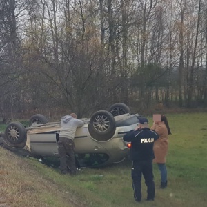 Dachowanie między Antoniami a Szwendrowym Mostem [AKTUALIZACJA, ZDJĘCIA]
