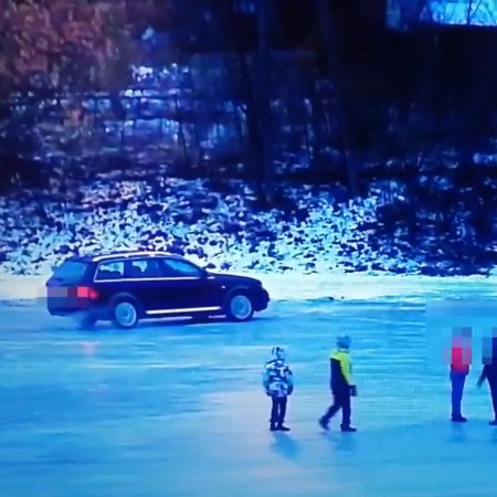 Wjechał samochodem na zamarzniętą rzekę [WIDEO]