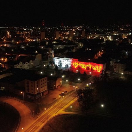 Niech żyje Polska! Patriotyczne iluminacje w Ostrołęce [WIDEO, ZDJĘCIA]