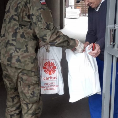 Żołnierze wspierają potrzebujących przed Wielkanocą [ZDJĘCIA]