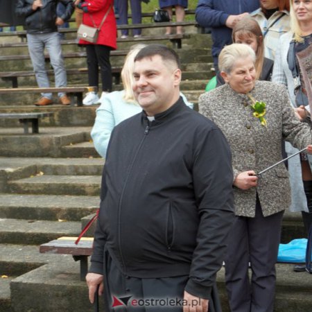 50. urodziny proboszcza z Baranowa. Grała orkiestra, śpiewał... wójt [WIDEO]
