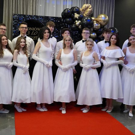 Studniówka 2023. Bal maturalny III LO w Ostrołęce [WIDEO, ZDJĘCIA]