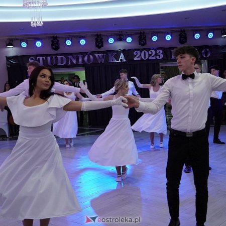 Studniówka 2023. Walc wiedeński uczniów III LO w Ostrołęce hitem internetu [WIDEO]