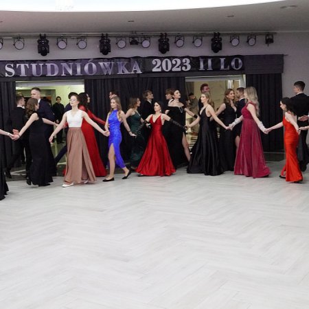 Studniówka 2023. Zabawa maturzystów II LO w Ostrołęce [WIDEO, ZDJĘCIA]