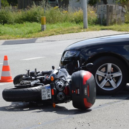 Zderzenie audi i motocykla w Rzekuniu [ZDJĘCIA]