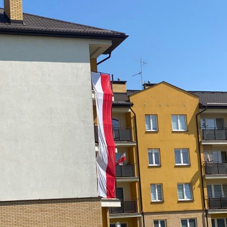 Imponująca flaga Polski na jednym z ostrołęckich osiedli