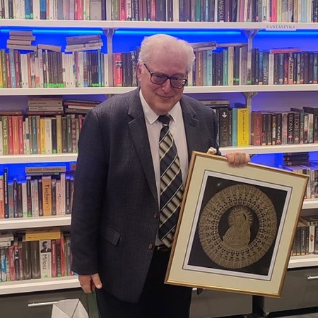 Prof. Hieronim Grala w kadzidlańskiej bibliotece. Rozmowa dotyczyła Rosji