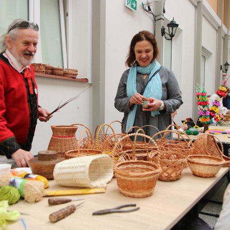 „Ido Śwenta Źelgejnocy” – rodzinne warsztaty w Muzeum Kultury Kurpiowskiej [ZDJĘCIA]