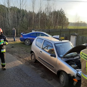 Wypadek w Łazach. Poszkodowane dwie osoby [ZDJĘCIA]