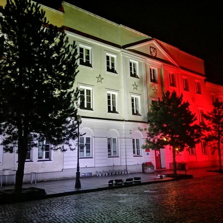 Urząd Miasta i Starostwo Powiatowe w biało-czerwonej iluminacji [ZDJĘCIA]