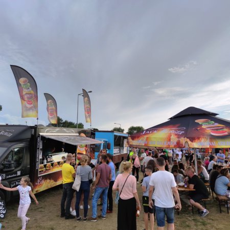 Tak wygląda "strzał w dziesiątkę". Food trucki i browary kraftowe na plaży [ZDJĘCIA]