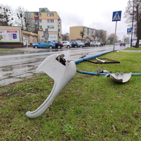 Wiatr przewrócił latarnię przy Hallera [ZDJĘCIA]