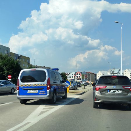 Przewróciła betonową doniczkę na jezdnię i odjechała powodując korek w centrum Ostrołęki