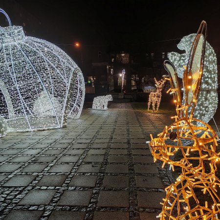Iluminacje świąteczne włączone. Ostrołęka odlicza dni do świąt [ZDJĘCIA]