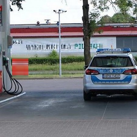 Nagi 30-latek przyszedł na jedną z ostrołęckich stacji paliw