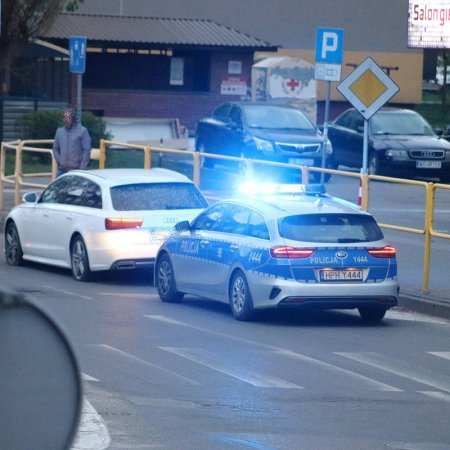 Nietypowa kolizja kierującego audi. Pokonała go… dziurawa Kilińskiego [ZDJĘCIA]