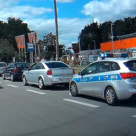 Jedno rondo, dwie kolizje, trzy uszkodzone ople a wszystko przez jedną kierującą [ZDJĘCIA]