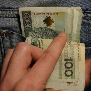 1878,91 zł brutto, ale nie dla każdego. Pieniądze trafią wkrótce na konta Polaków