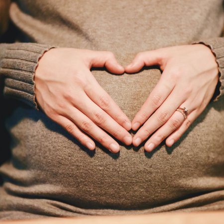 Tysiąc złotych i wyprawka! Tak Ostrołęka chce wesprzeć młodych rodziców. Szczegóły programu