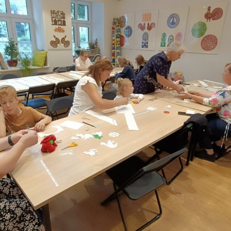 Wycinankowe warsztaty w Muzeum Kultury Kurpiowskiej. Powstały piękne "firanecki” [ZDJĘCIA]