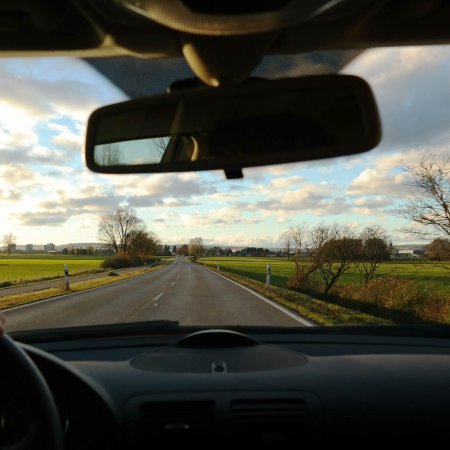 Prawko stracił w Dzbeninie. 118 km/h w terenie zabudowanym