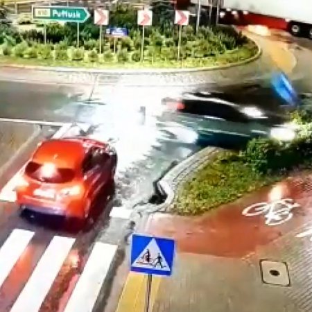 Pijany senior nie trafił w żaden zjazd z ronda [WIDEO]