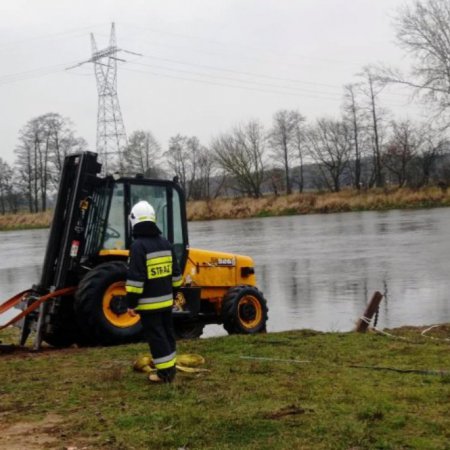 Pojazd wpadł do rzeki, kierowca utonął. Prokuratura bada przyczyny tragedii w Teodorowie