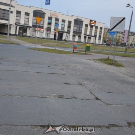 Radny interweniuje w sprawie ruchliwego skrzyżowania. "Wjazd jest w fatalnym stanie"