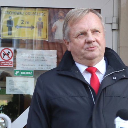Stanisław Szatanek na proteście przed sądem. Mówił o... zarzutach dla władz Ostrołęki [WIDEO]