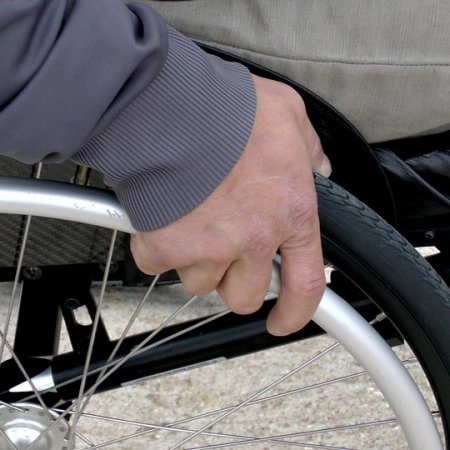 Nietypowa interwencja ostrołęckich policjantów. Ruszyli z pomocą osobie niepełnosprawnej