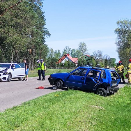 Wypadek w Damiętach. Nie upewnił się, czy może skręcić [ZDJĘCIA]