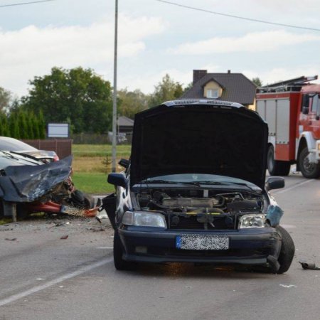 Poważny wypadek w Pokrzywnicy. Poszkodowane dwie osoby [ZDJĘCIA]
