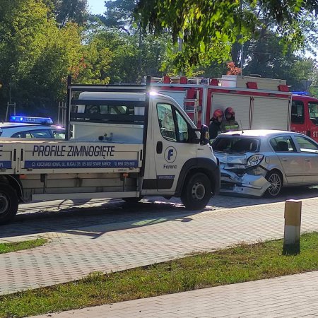 Wypadek na Witosa. Dostawczakiem wjechał w tył osobówki [ZDJĘCIA]